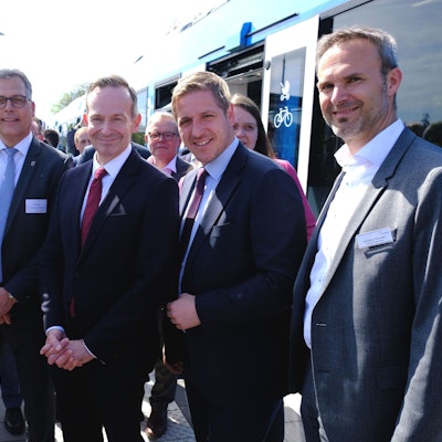 Bei der Ankunft in Euskirchen wurde Bundesverkehrsminister Volker Wissing (M.) von Wolfgang Honecker, dem Technischen Beigeordneten der Stadt Euskirchen (r.), begrüßt. Achim Blindert, Ulf Hürtgen (v.l.) und Markus Ramers hatten den Minister bei der Fahrt begleitet.