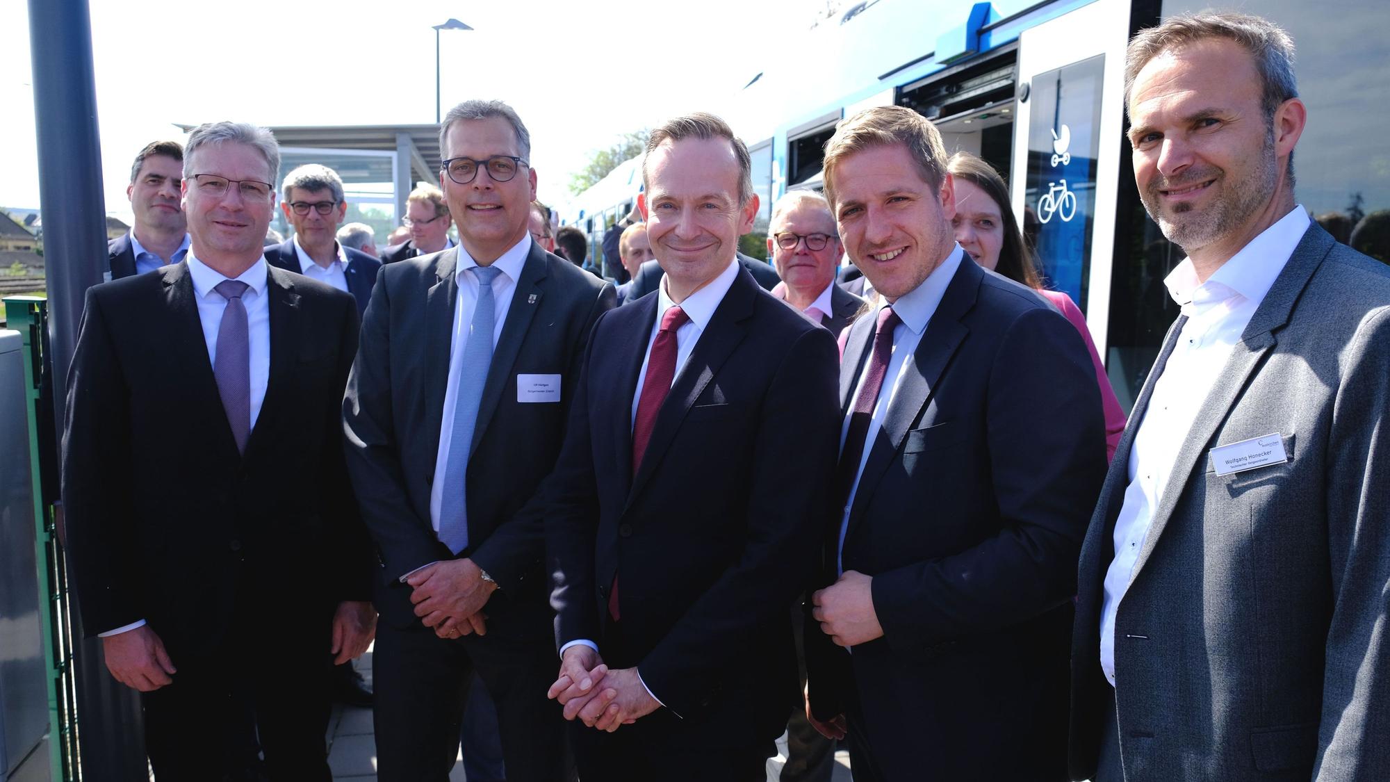Bei der Ankunft in Euskirchen wurde Bundesverkehrsminister Volker Wissing (M.) von Wolfgang Honecker, dem Technischen Beigeordneten der Stadt Euskirchen (r.), begrüßt. Achim Blindert, Ulf Hürtgen (v.l.) und Markus Ramers hatten den Minister bei der Fahrt begleitet.