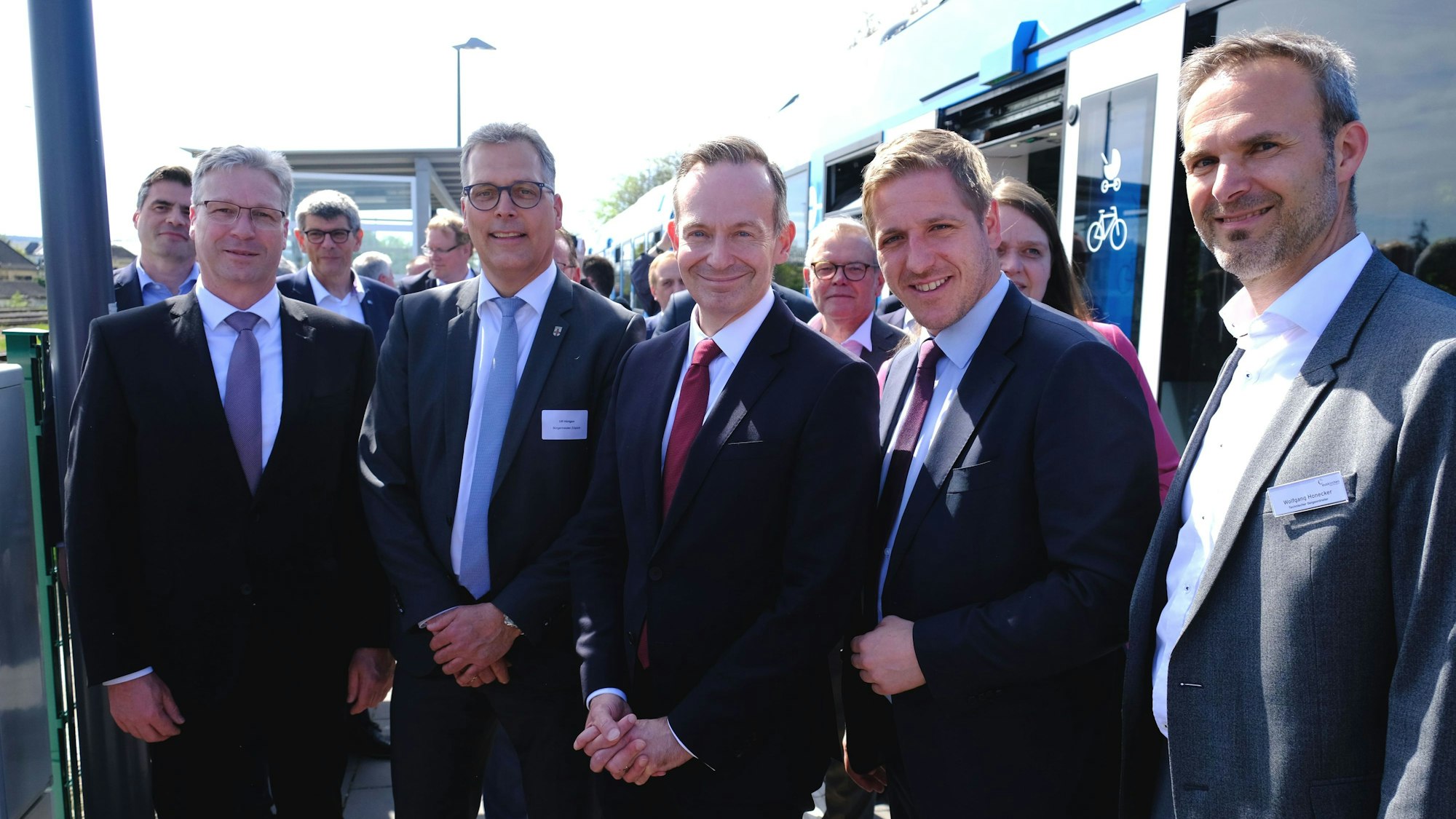 Donnerstagnachmittag in Düren: Verkehrsminister Volker Wissing (FDP, Mitte), besucht einen Wasserstoffzug.