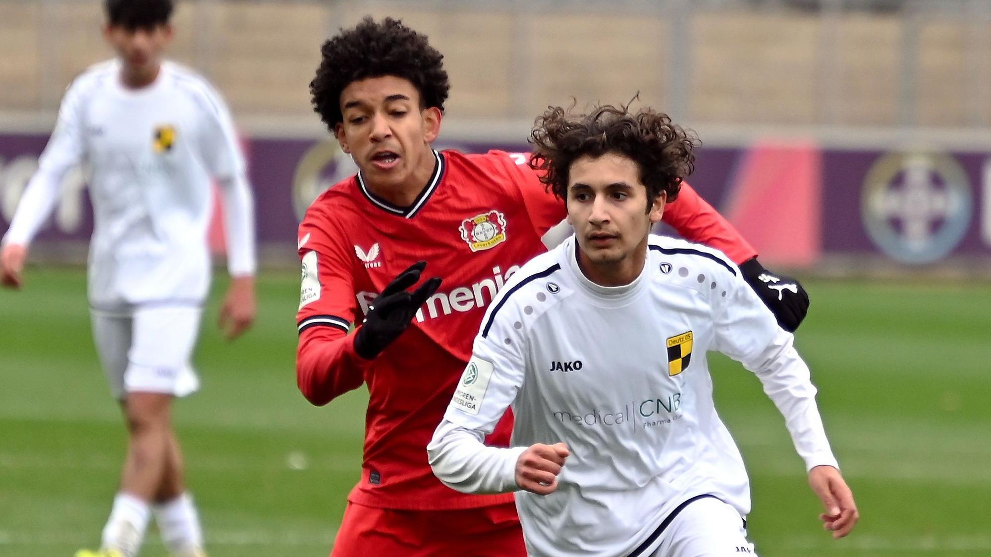 19.11.2022,-Fussball-B-Jugend-Bayer-Deutz 05
links: Francis Onyeka (Bayer)
rechts: Berhat Orhan (Deutz)
Foto: Uli Herhaus