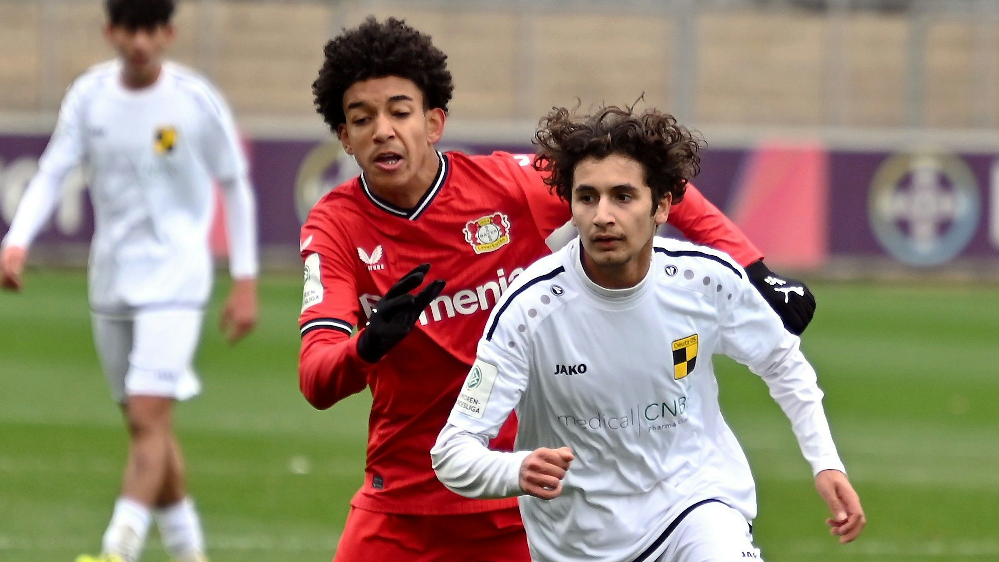 19.11.2022,-Fussball-B-Jugend-Bayer-Deutz 05
links: Francis Onyeka (Bayer)
rechts: Berhat Orhan (Deutz)
Foto: Uli Herhaus
