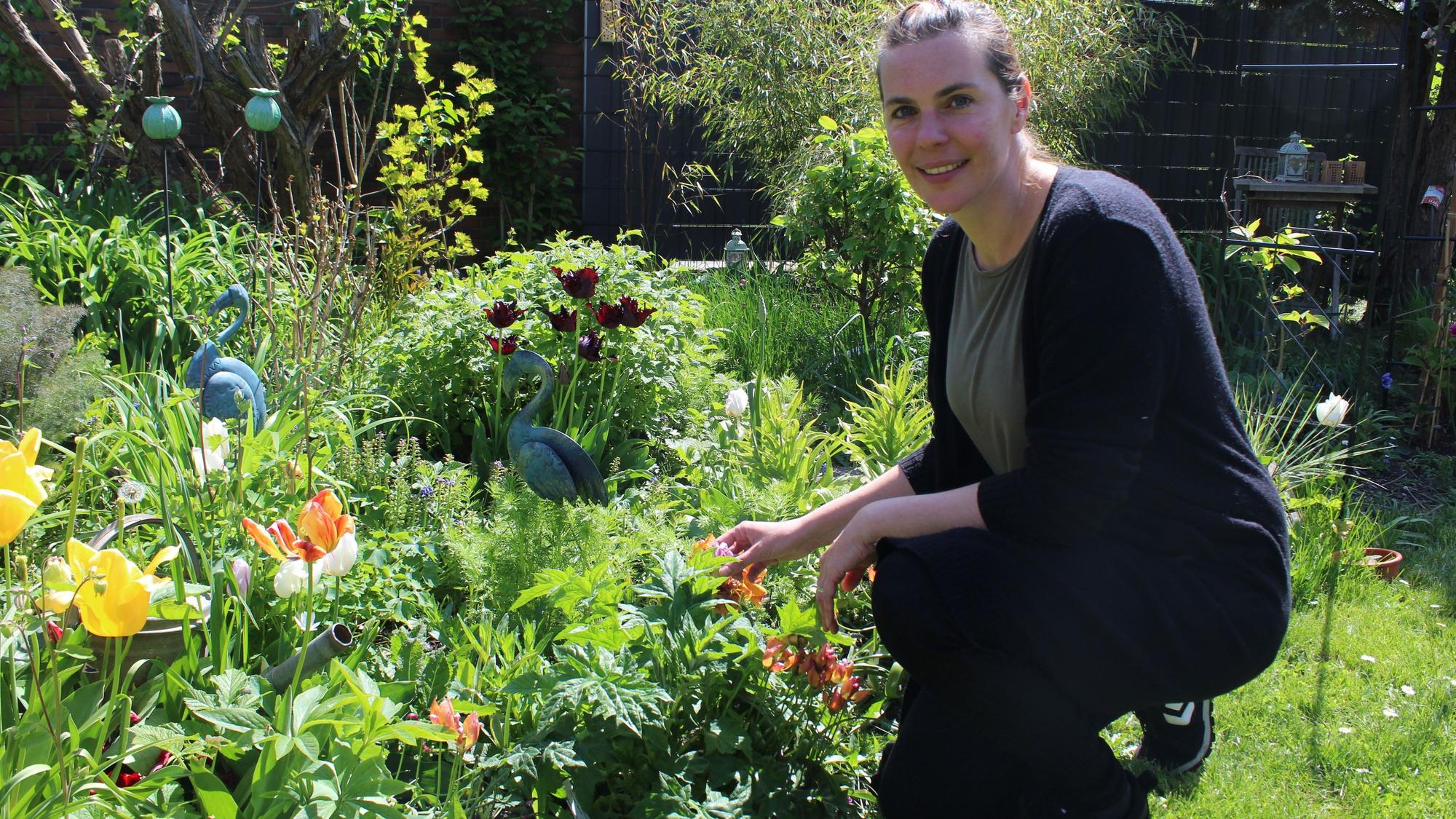 Das Foto zeigt Gartenbloggerin Sandra Jägers in ihrem blühenden Garten in Hürth.