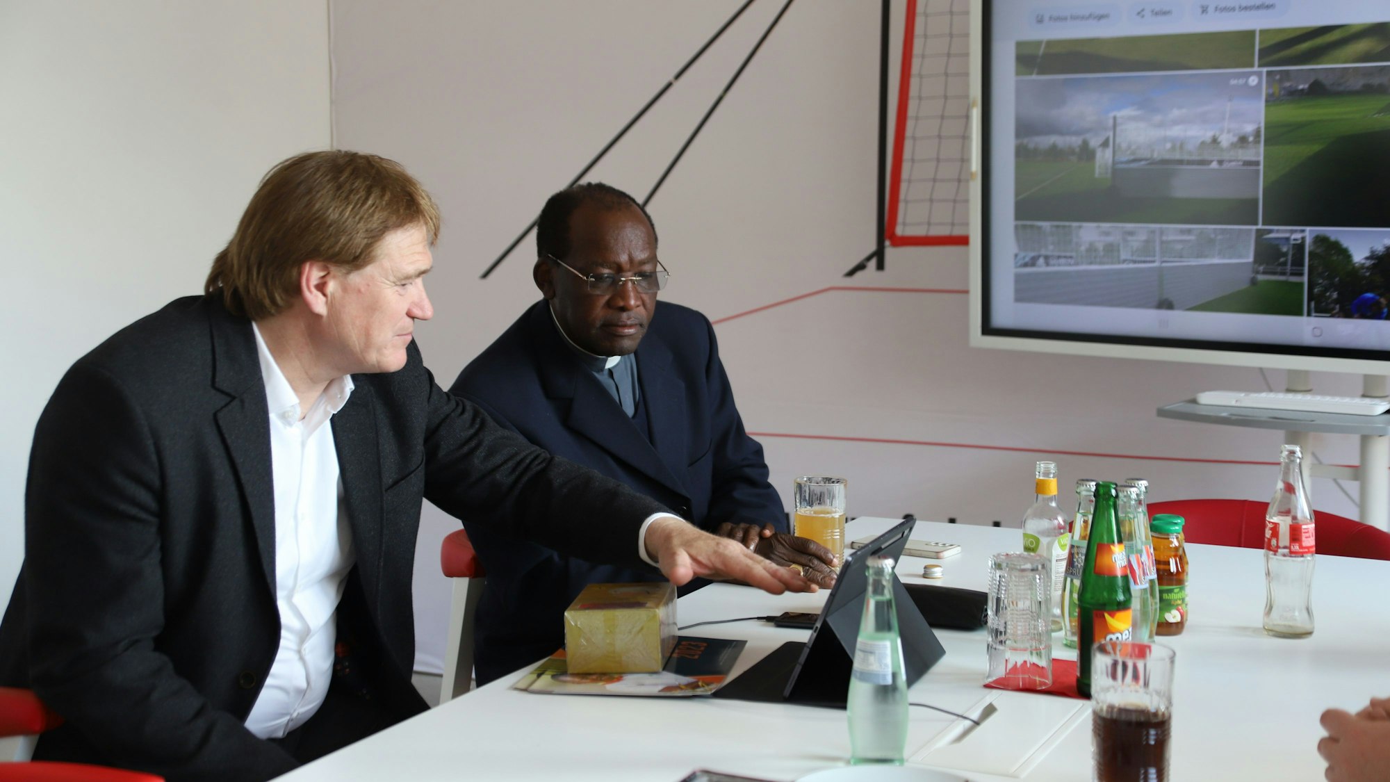 Es sind der Erzbischof Martin Kivuva Musonde und Ralf Esser zu sehen.