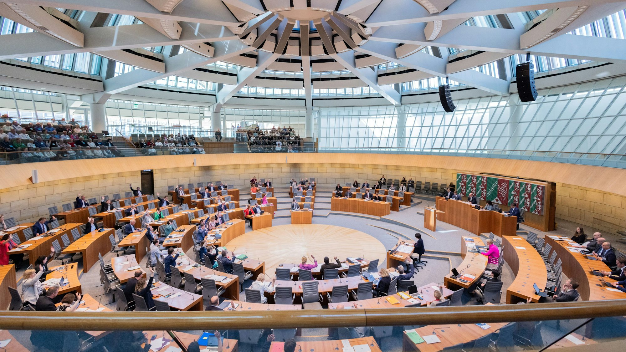 04.05.2023, Nordrhein-Westfalen, Düsseldorf: Die Fraktionen stimmen im Plenum des Landtags nach der Debatte zu 80 Jahre Aufstand im Warschauer Ghetto: Gedenken an den unerschrockenen Widerstand geschlossen für den Antrag ab. Foto: Rolf Vennenbernd/dpa +++ dpa-Bildfunk +++