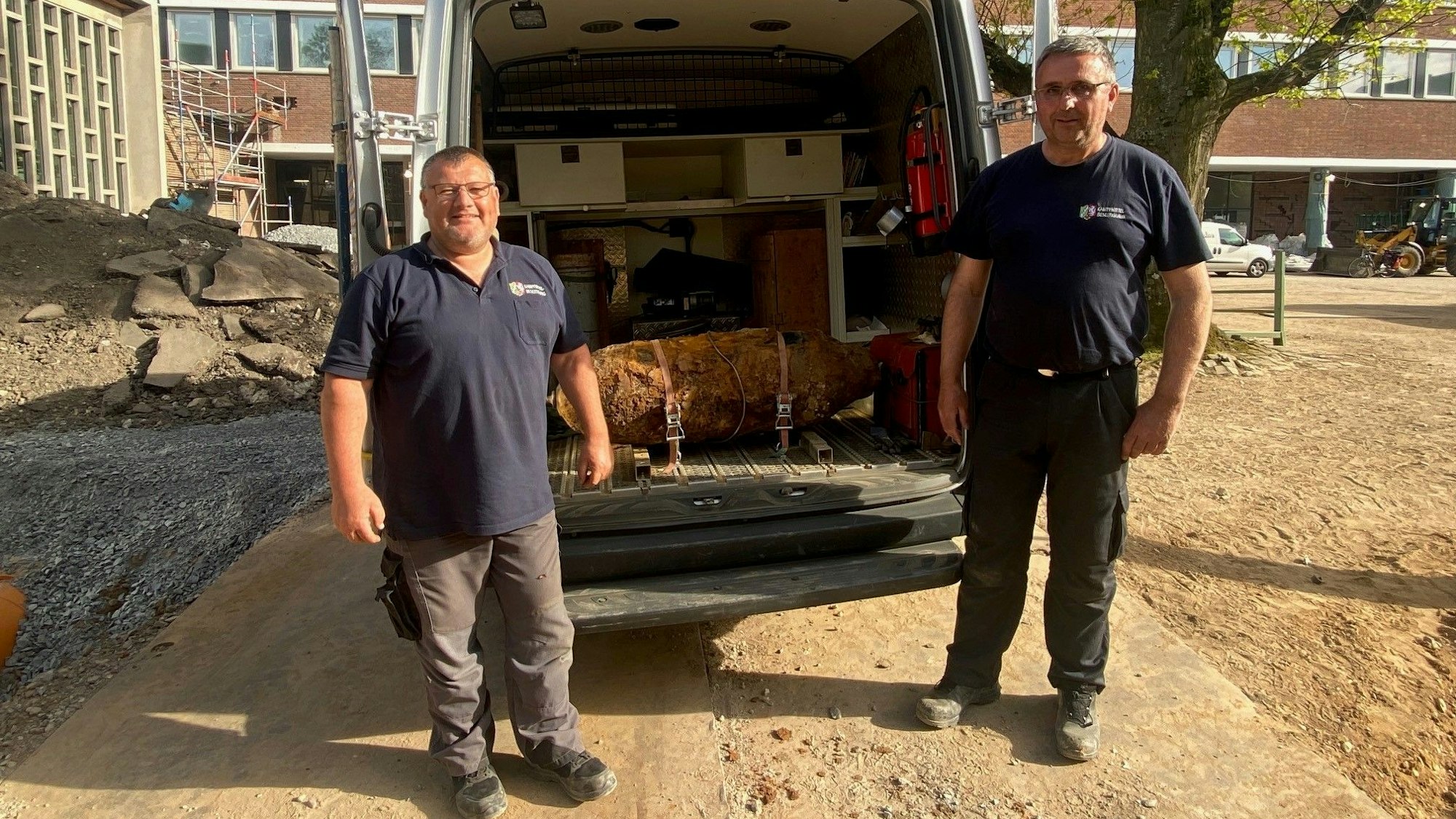 Siegfried Konopatzki (links) und Michael Daenecke vom Kampfmittelbeseitigungsdienst der Bezirksregierung Düsseldorf mit der entschärften Weltkriegsbombe