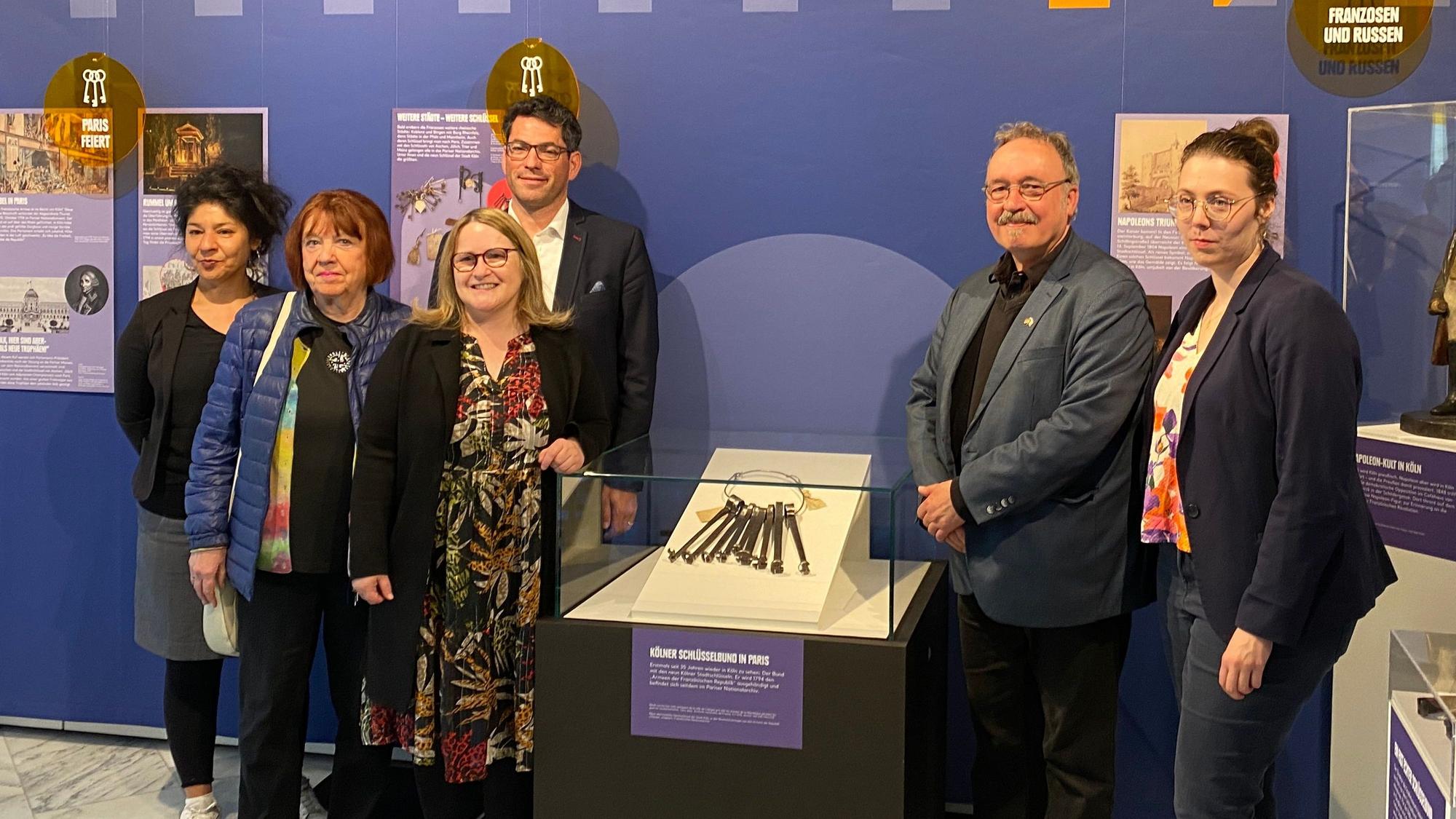 Die sechs um die Kölner Stadtschlüssel in einer Vitrine
