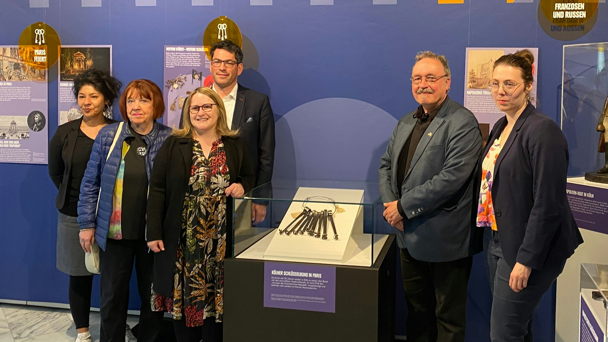 Die sechs um die Kölner Stadtschlüssel in einer Vitrine