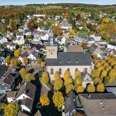 Es ist der Ortskern von Lindlar von oben zu sehen.