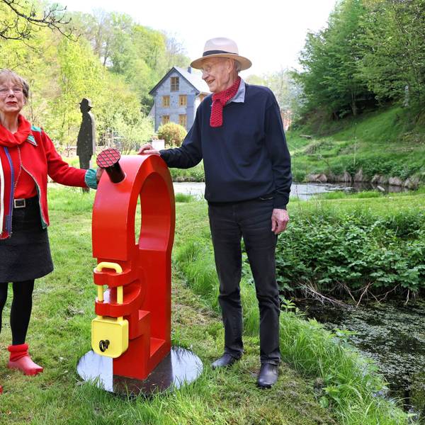 Leichlingen SinnesWald Rundgang Ausstellun " Mut". Wicze Braun und Wolfgang Brudes vor " deutscher Mut tut selten gut " von Achim Wagner.
Foto: Michael Wand