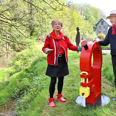 Leichlingen SinnesWald Rundgang Ausstellun " Mut".  Wicze Braun und Wolfgang Brudes vor " deutscher Mut tut selten gut " von Achim Wagner.
Foto: Michael Wand