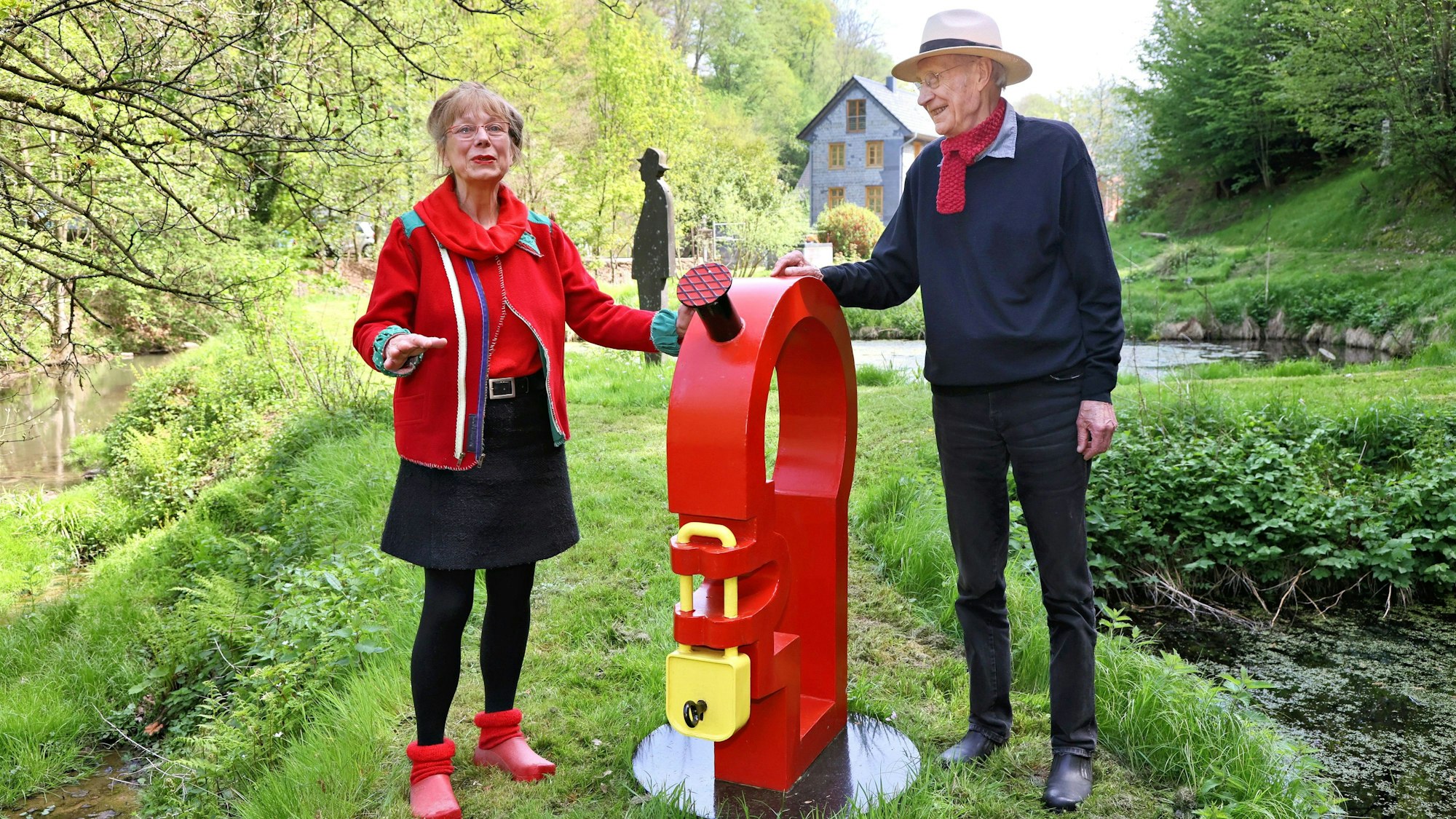 Freude über 30 Jahre: Wicze Braun und Wolfgang Brudes vor „Deutscher Mut tut selten gut“ von Achim Wagner.