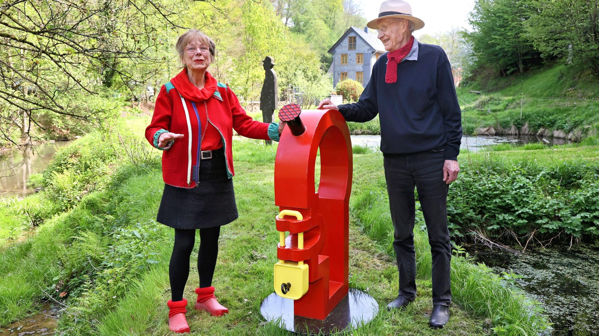 Leichlingen SinnesWald Rundgang Ausstellun " Mut". Wicze Braun und Wolfgang Brudes vor " deutscher Mut tut selten gut " von Achim Wagner.
Foto: Michael Wand