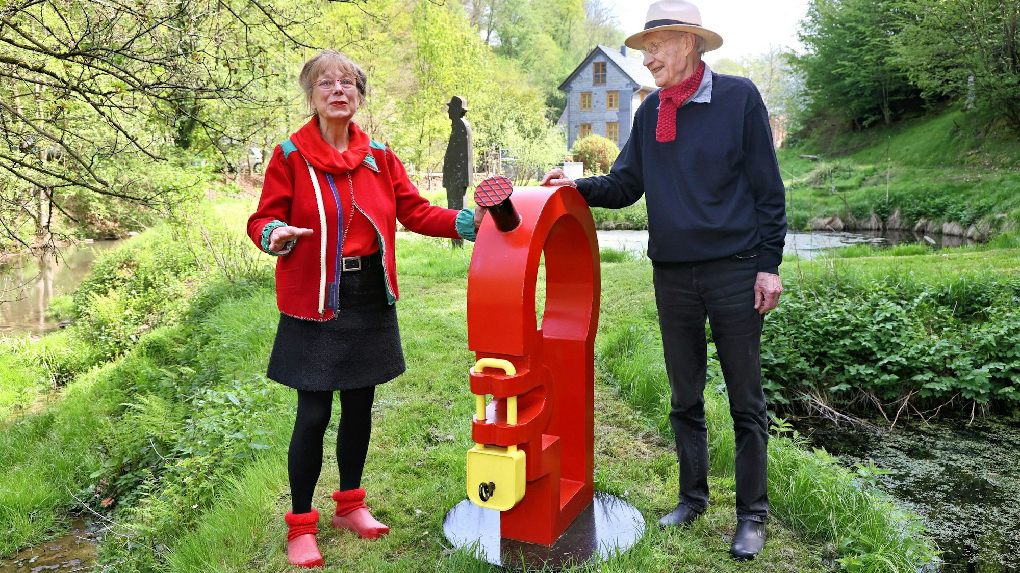 Leichlingen SinnesWald Rundgang Ausstellun " Mut".  Wicze Braun und Wolfgang Brudes vor " deutscher Mut tut selten gut " von Achim Wagner.
Foto: Michael Wand