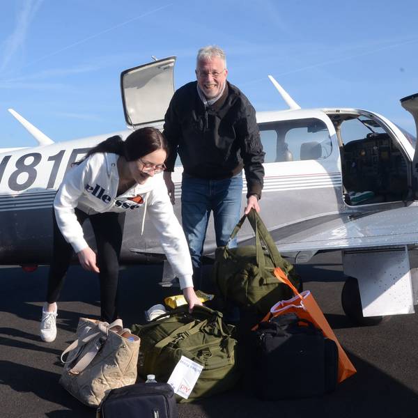 Es sind Lara Hehl und Ralph Wickenhöfer zu sehen, die auf dem Flugplatz stehen.