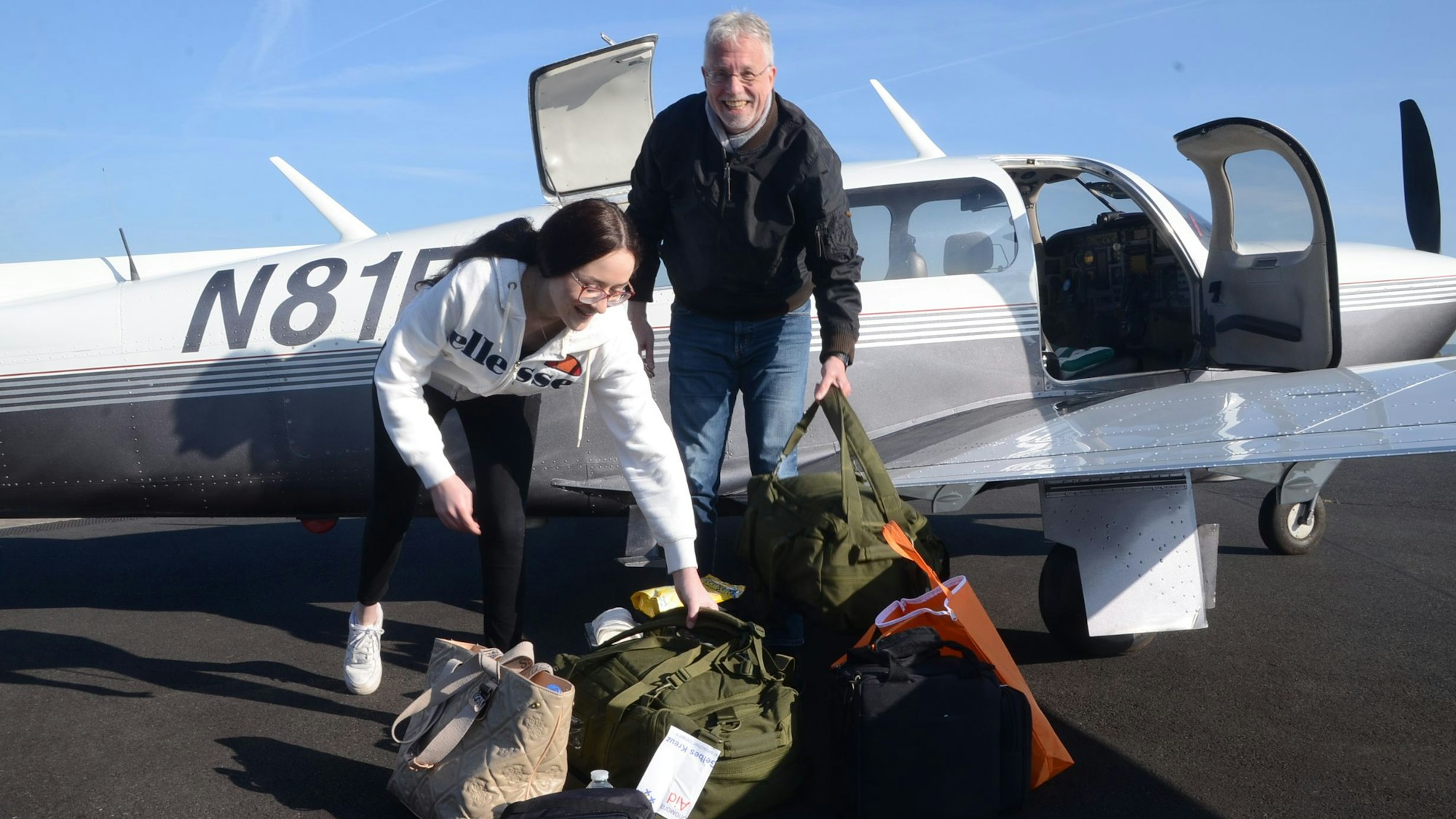 Es sind Lara Hehl und Ralph Wickenhöfer zu sehen, die auf dem Flugplatz stehen.
