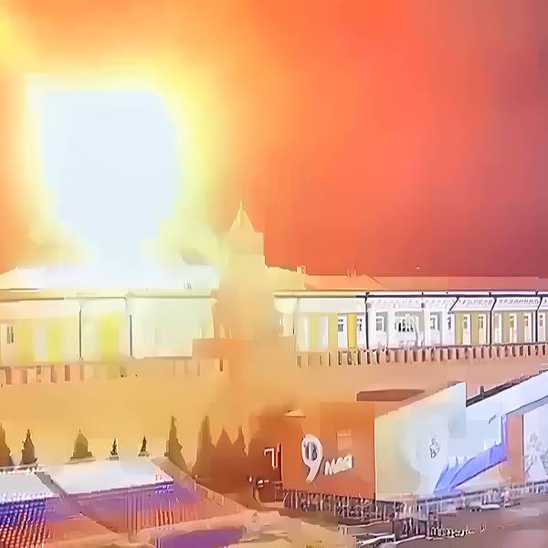Feuerball über dem Kreml: Eine Überwachungskamera hat eine der Explosionen über dem russischen Regierungssitz festgehalten.