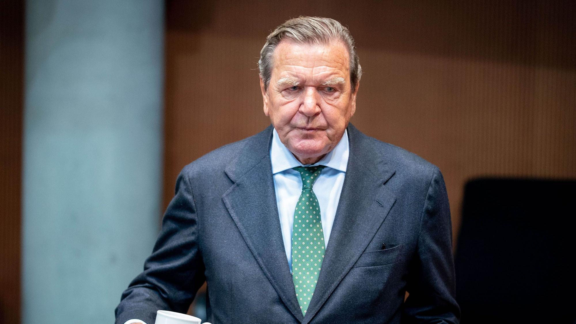 01.07.2020, Berlin: Gerhard Schröder (SPD), ehemaliger Bundeskanzler, wartet auf den Beginn der Anhörung im Wirtschaftsausschuss des Bundestags zum Pipeline-Projekt Nord Stream 2 im Sitzungssaal, und hält eine Kaffeetasse in der Hand.