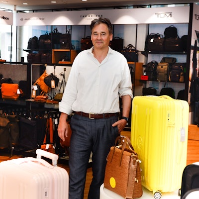 Martin Voegels im Laden umgeben von Koffern und Taschen