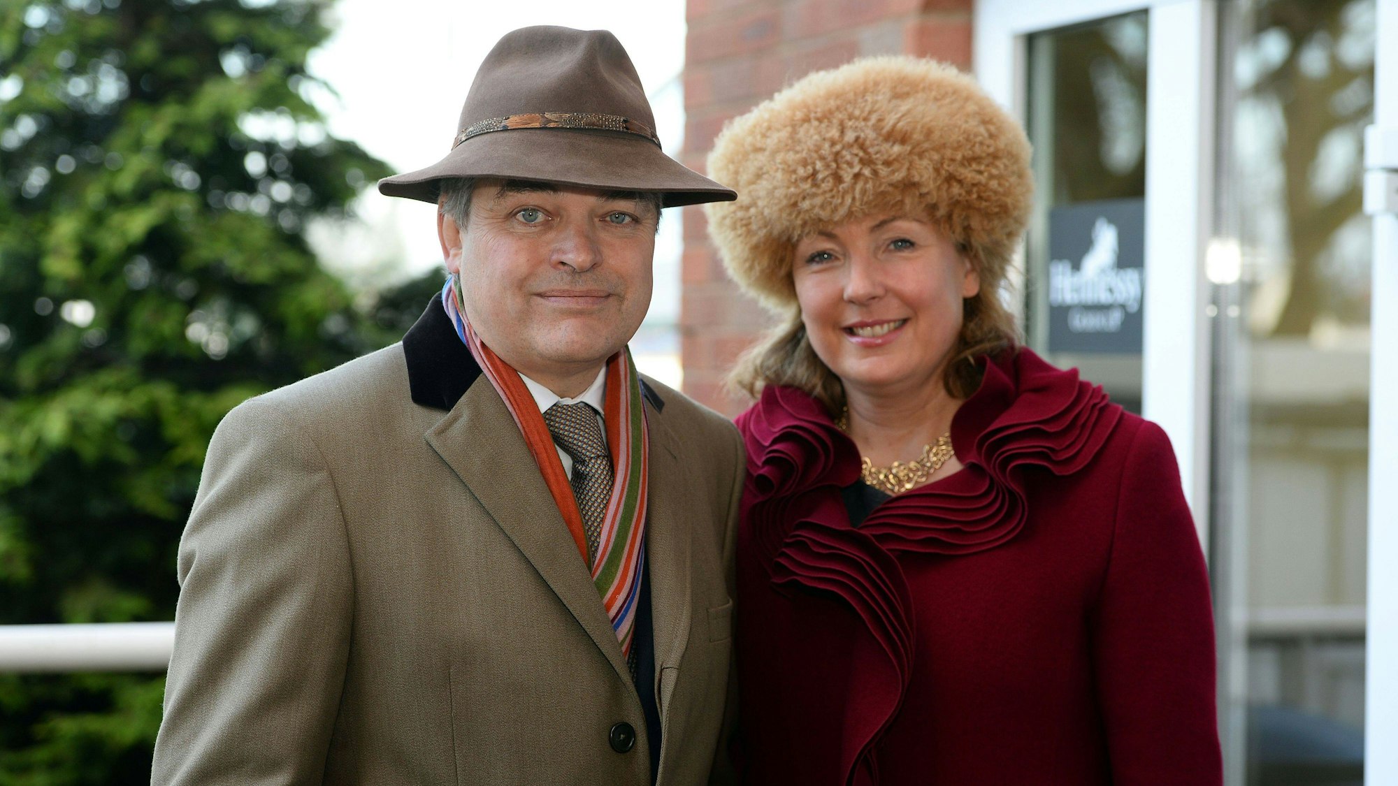 Lord und Lady Carnarvon posieren für Fotografen.