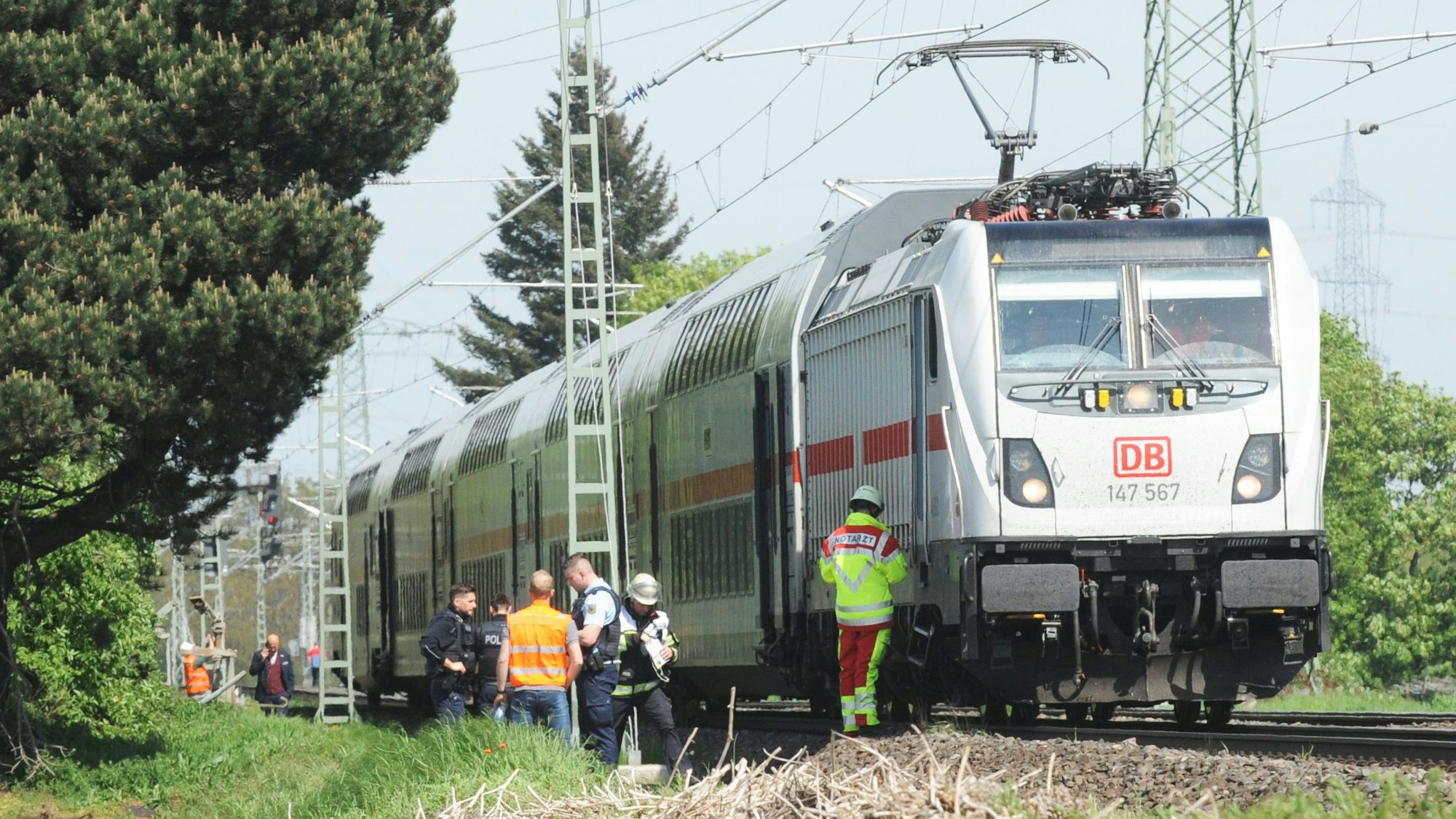 Das Bild zeigt Beamte der Bahnpolizei und Rettungskräfte am Zug.
