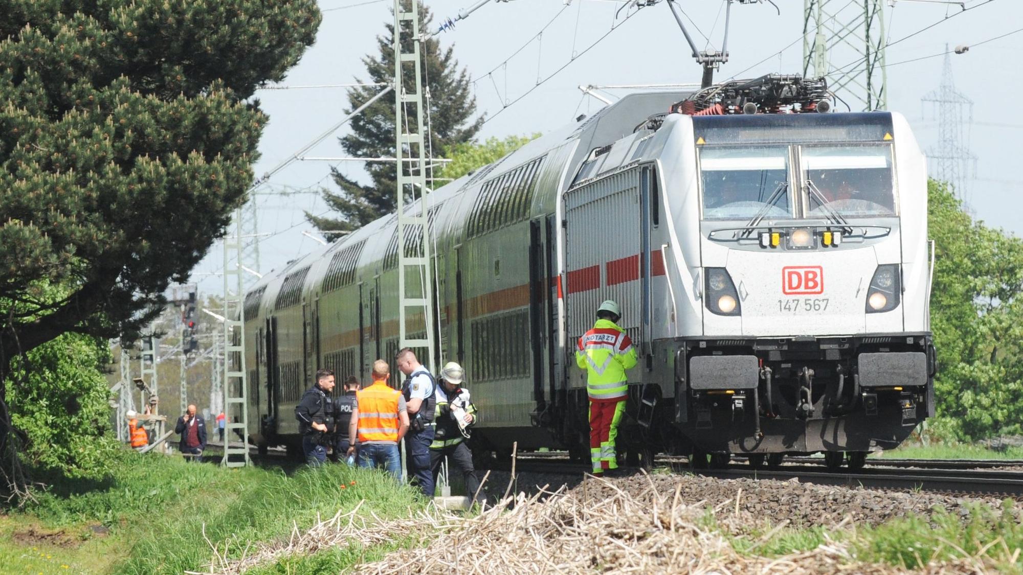 Zugunglück in Hürth-Fischenich: Ein Intercity hat zwei Arbeiter erfasst, sie wurden tödlich verletzt. Weitere Arbeiter wurden verletzt, mehrere Personen wurden betreut.