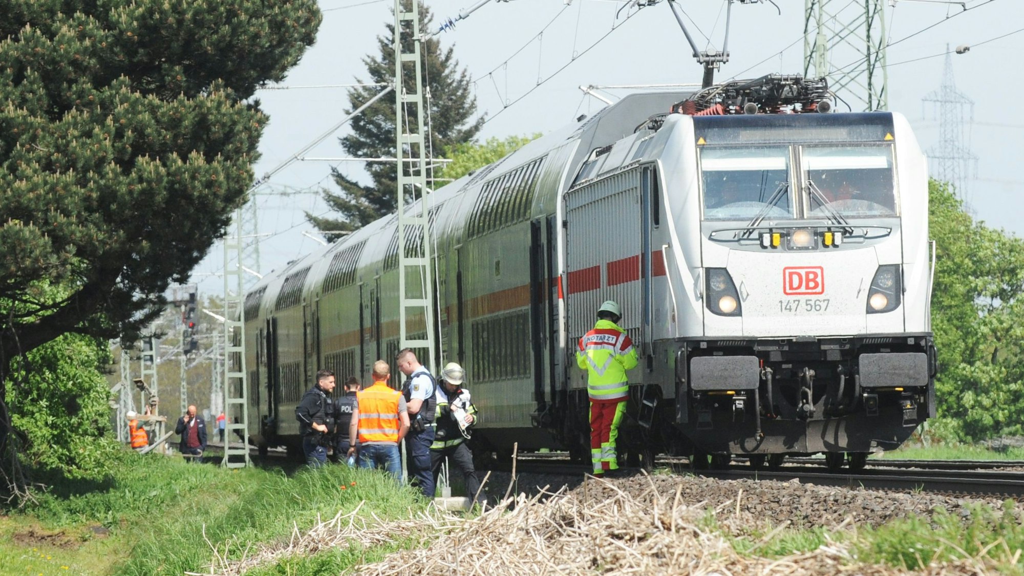 Zugunglück in Hürth-Fischenich: Ein Intercity hat zwei Arbeiter erfasst, sie wurden tödlich verletzt. Weitere Arbeiter wurden verletzt, mehrere Personen wurden betreut.