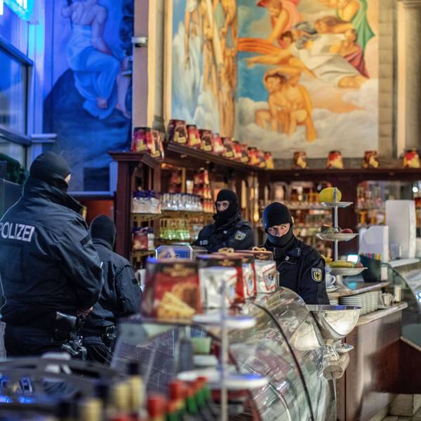 05.12.2018, Duisburg , Bundeskriminalamt führt Razzia gegen die Mafia in einem Eiscafe im Citypalais in der Duisburger Innenstadt durch. *** 05 12 2018 Duisburg Federal Criminal Police Office carries out raid against the mafia in an ice cream parlour in the Citypalais in Duisburgs inner city