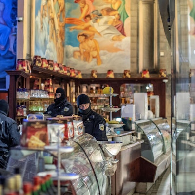 05.12.2018, Duisburg , Bundeskriminalamt führt Razzia gegen die Mafia in einem Eiscafe im Citypalais in der Duisburger Innenstadt durch. *** 05 12 2018 Duisburg Federal Criminal Police Office carries out raid against the mafia in an ice cream parlour in the Citypalais in Duisburgs inner city