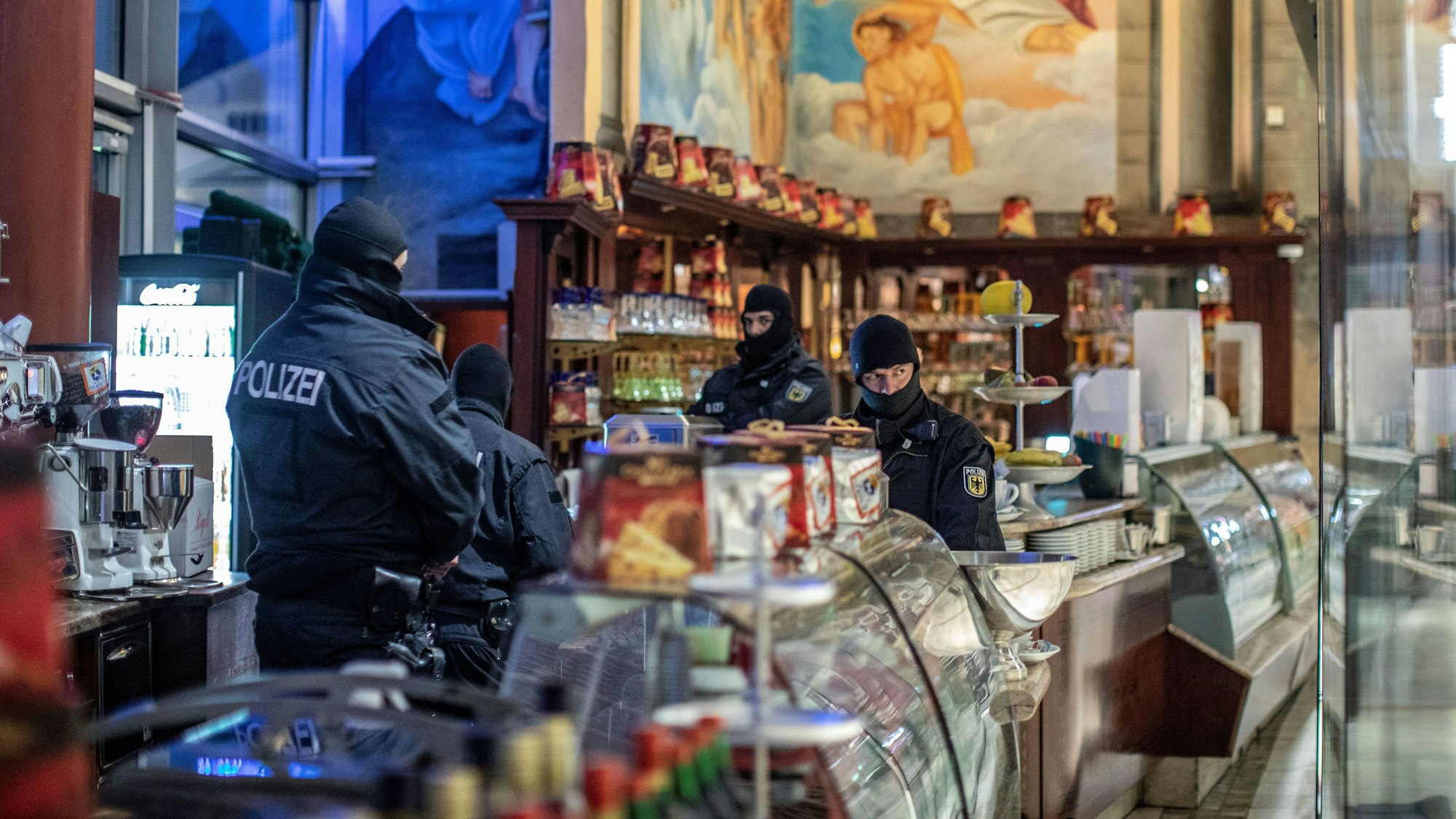 05.12.2018, Duisburg , Bundeskriminalamt führt Razzia gegen die Mafia in einem Eiscafe im Citypalais in der Duisburger Innenstadt durch. *** 05 12 2018 Duisburg Federal Criminal Police Office carries out raid against the mafia in an ice cream parlour in the Citypalais in Duisburgs inner city