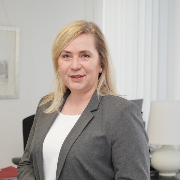 Auf dem Bild ist ein Portrait von der Bürgermeisterin Susanne Stupp zu sehen