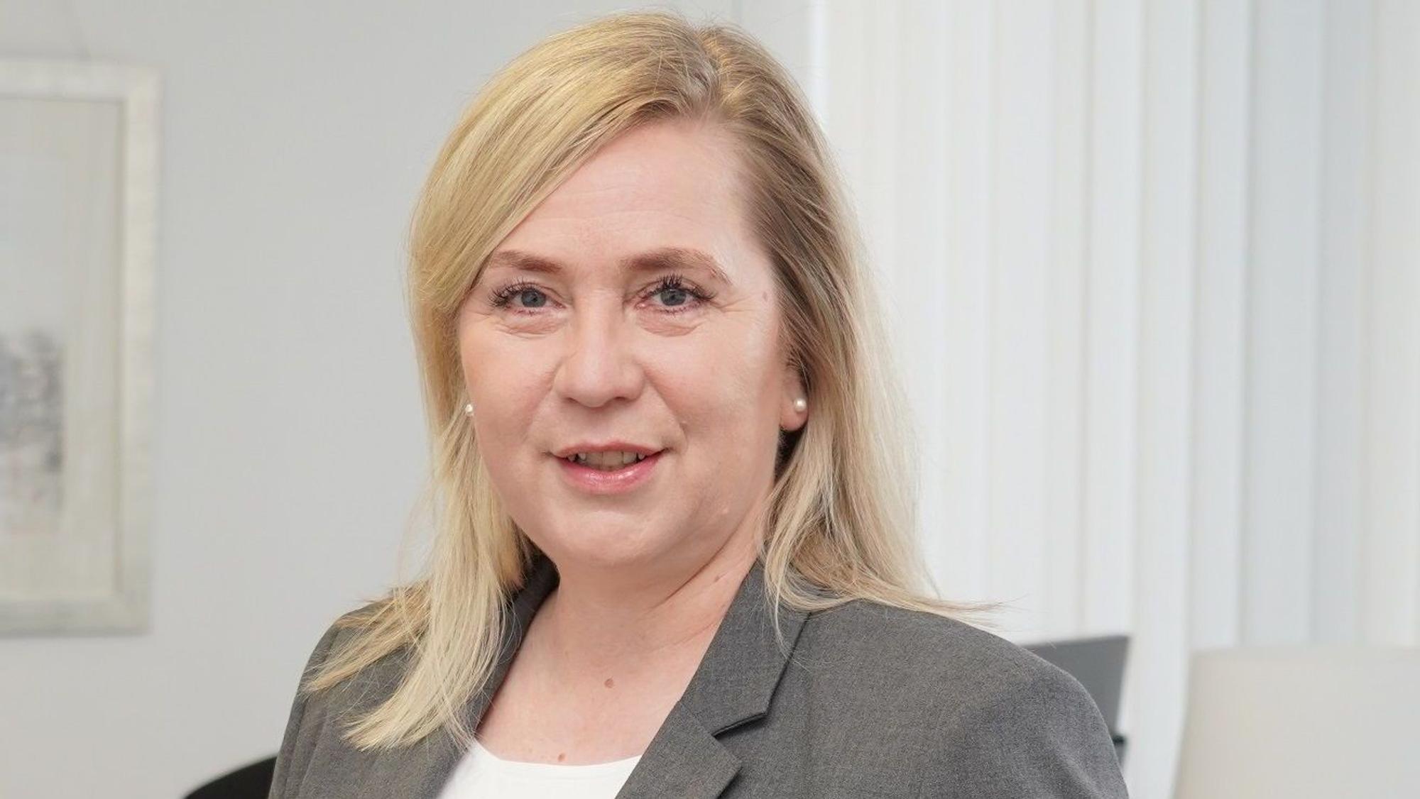 Das Foto zeigt Frechens Bürgermeisterin Susanne Stupp in ihrem Büro.