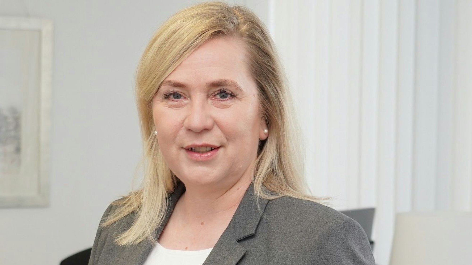 Auf dem Bild ist das Portrait einer Frau, der Bürgermeisterin von Frechen, zu sehen.