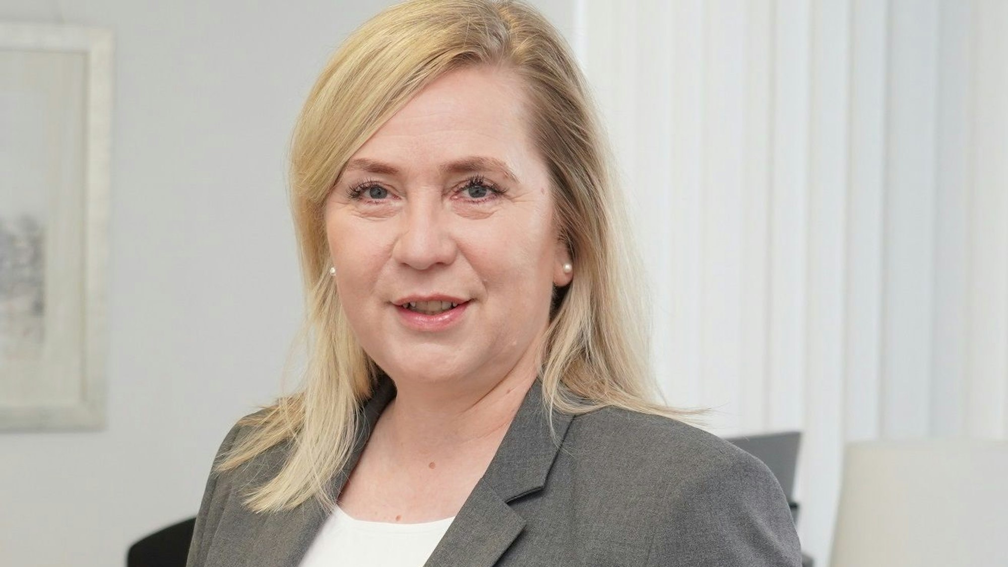 Auf dem Bild ist ein Portrait von der Bürgermeisterin Susanne Stupp zu sehen