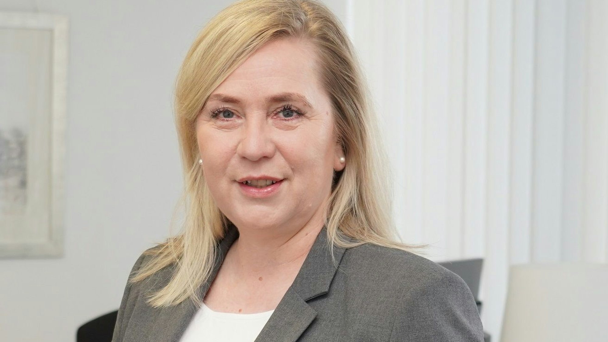 Auf dem Bild ist Frechens Bürgermeisterin zu sehen.