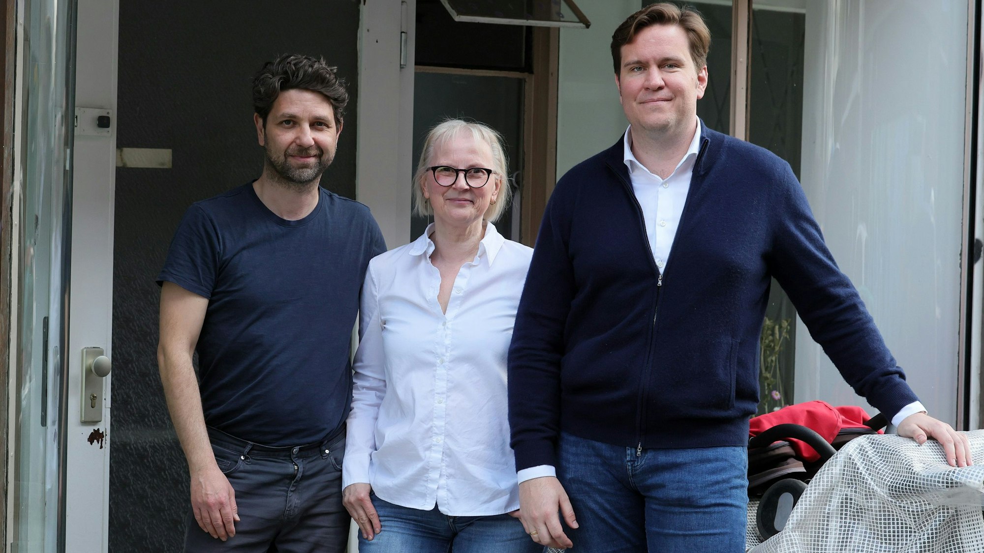 Bülent Erdogan (von links), Angelika Weishaupt und Paul Hubmann stehen vor der Großtagespflege von Weishaupt.