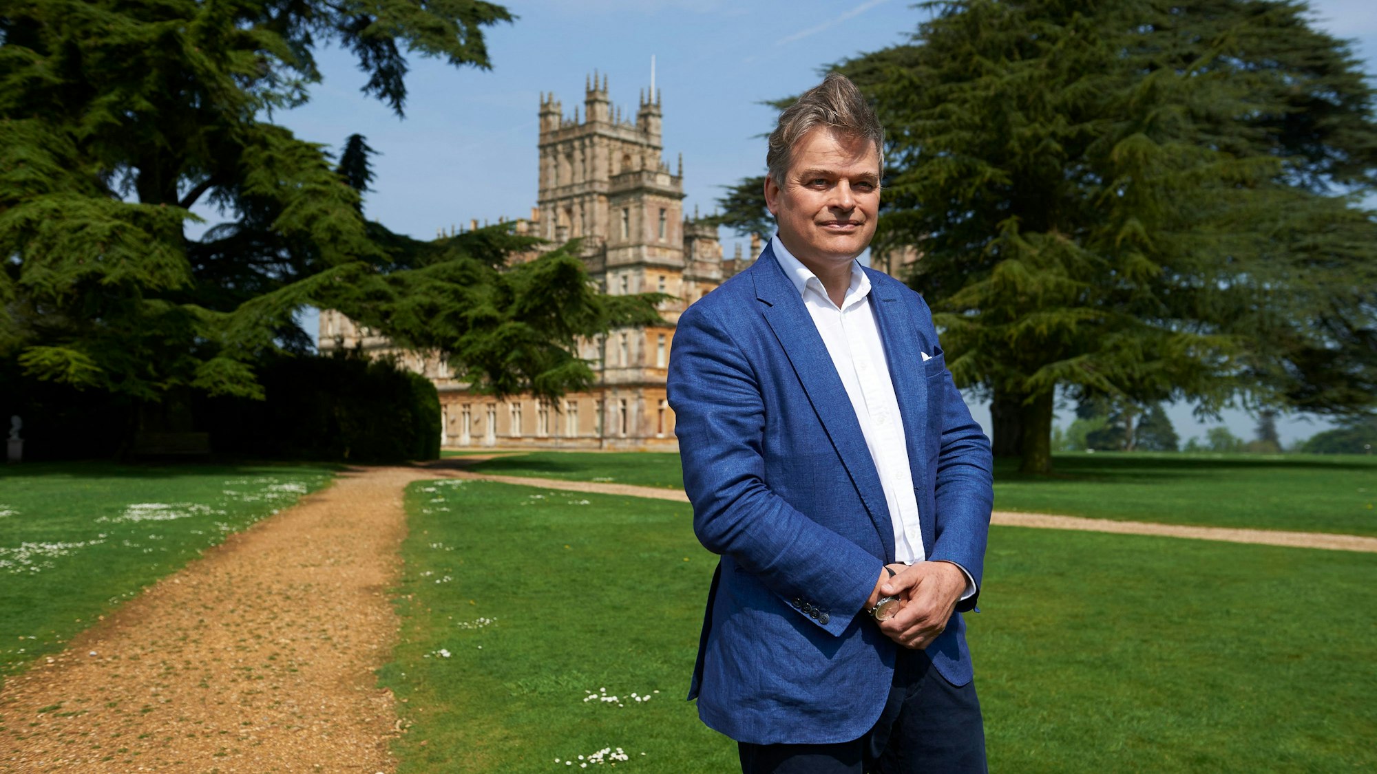 George Herbert, 8. Earl of Carnarvon, posiert für ein Foto auf dem Gelände von Schloss Highclere in Südengland.