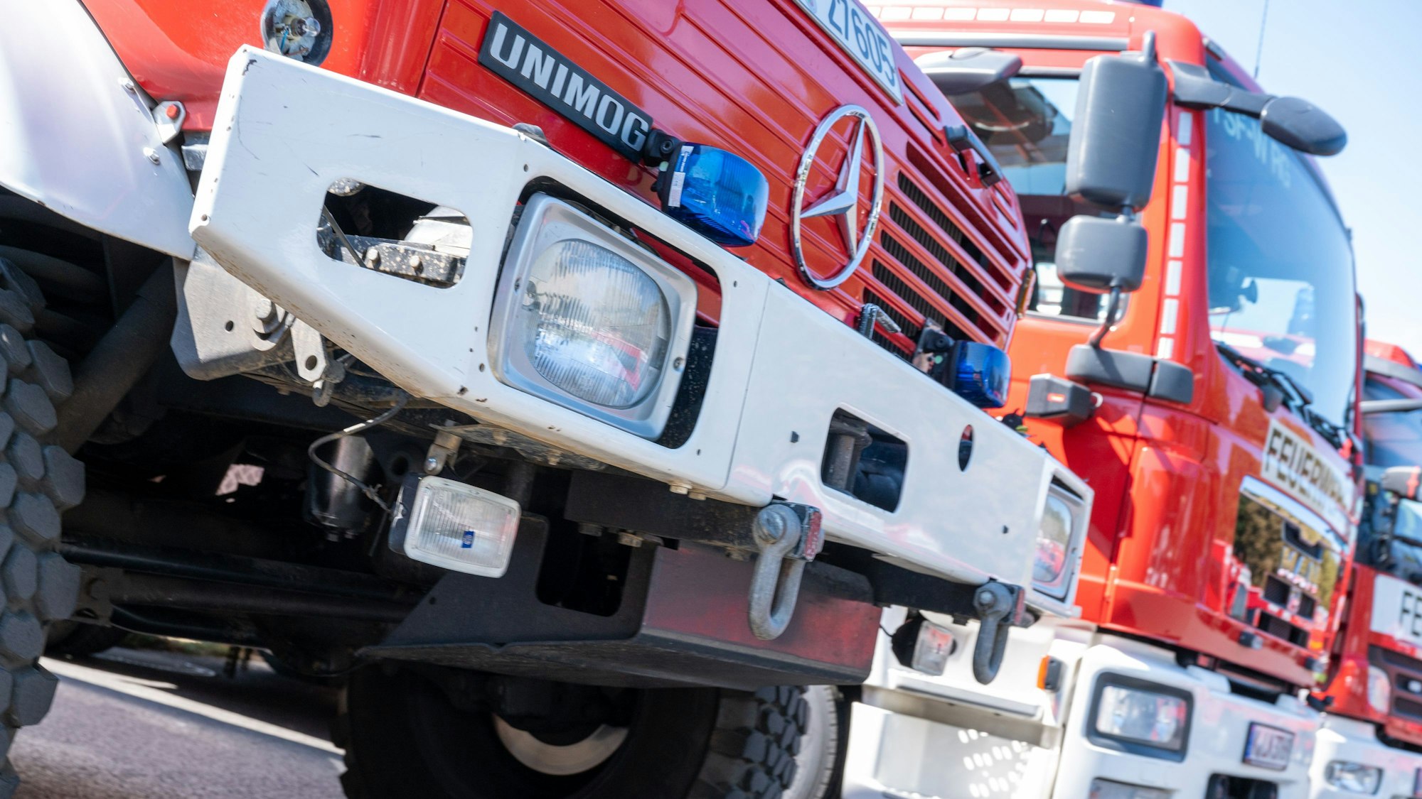 Feuerwehrautos von vorne gesehen.