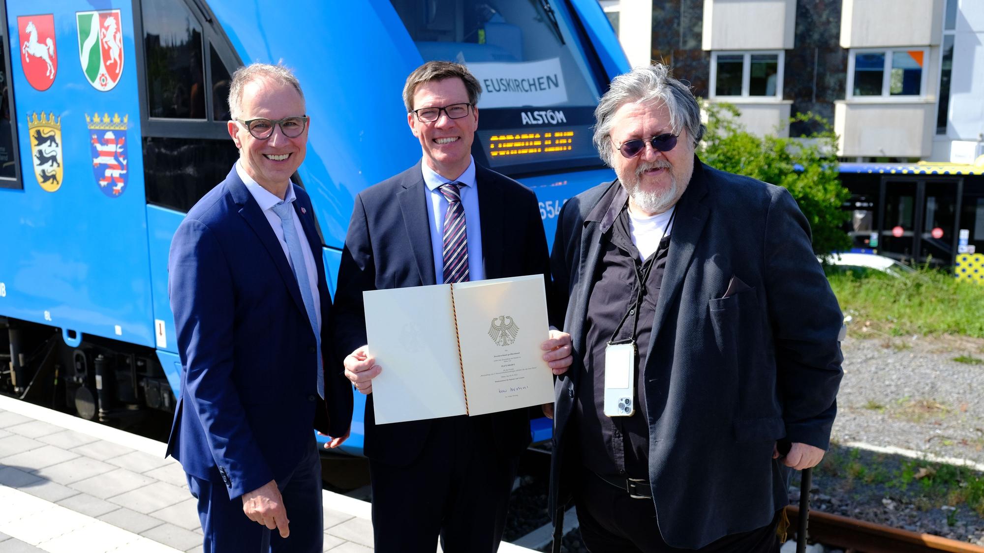 Der Schienennahverkehr-Zweckverband go.Rheinland will Züge mit Brennstoffzellentechnik einsetzen. Auch der Verbandsversammlungs-Vorsitzende Bernd Kolvenbach (r.) freut sich über das Geld vom Bund.