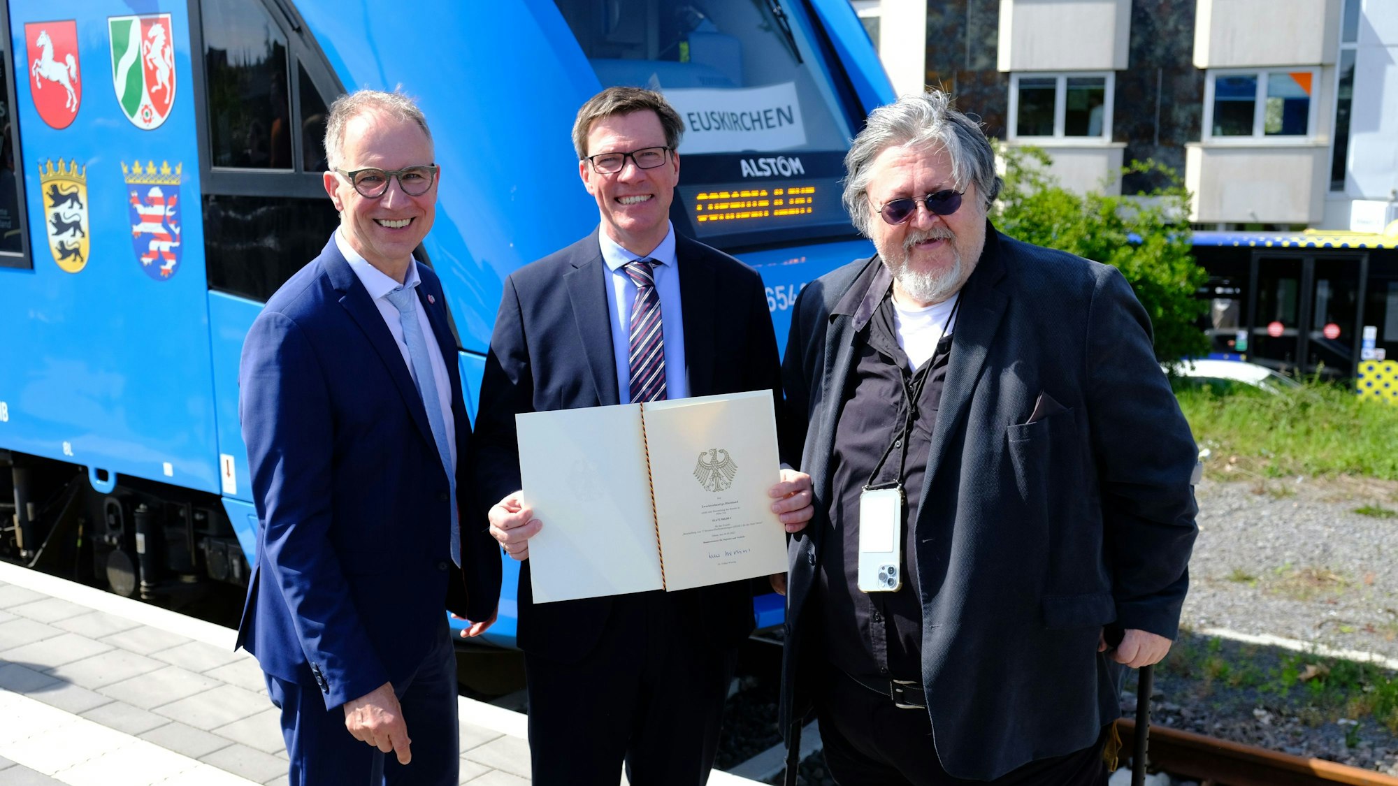 Der Schienennahverkehr-Zweckverband go.Rheinland will Züge mit Brennstoffzellentechnik einsetzen. Auch der Verbandsversammlungs-Vorsitzende Bernd Kolvenbach (r.) freut sich über das Geld vom Bund.