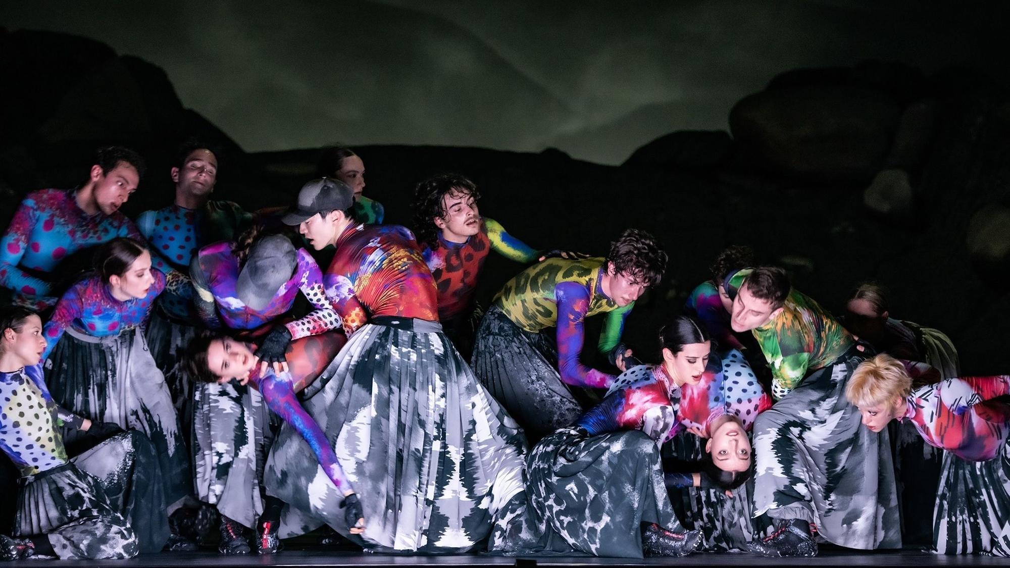 Was bedeutet es zu opfern? Ein neuer Blick von Marcos Morau auf Strawinskys Frühlingsopfer trifft im Ballett am Rhein auf zwei weitere Choreografien von Demis Volpi und Jerome Robbins zum Thema.