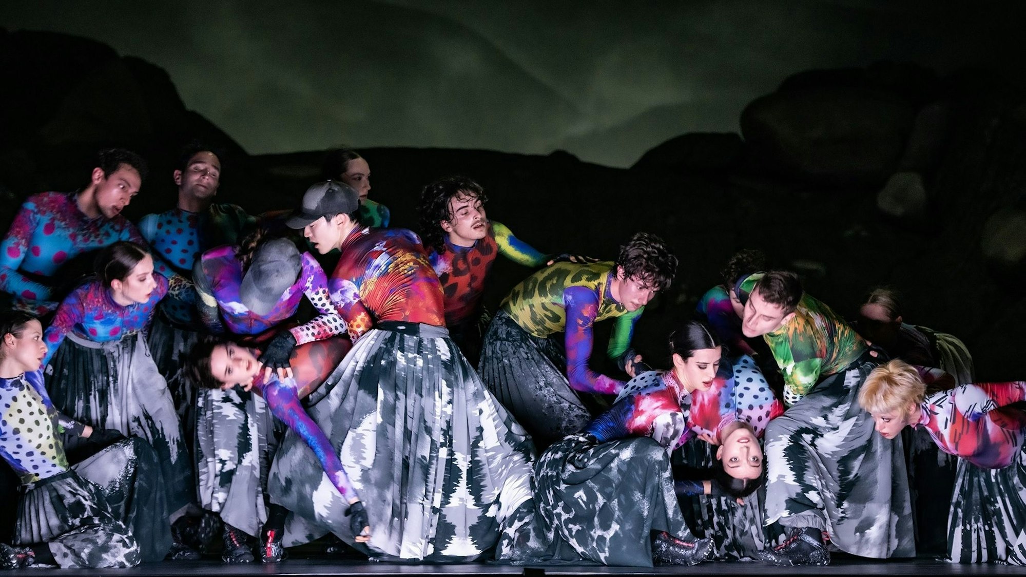 Was bedeutet es zu opfern? Ein neuer Blick von Marcos Morau auf Strawinskys Frühlingsopfer trifft im Ballett am Rhein auf zwei weitere Choreografien von Demis Volpi und Jerome Robbins zum Thema.