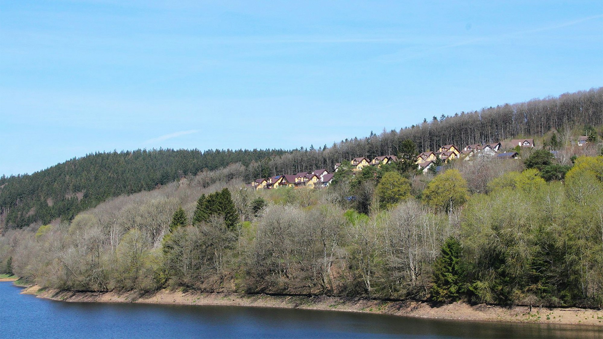 Oberhalb des Kronenburger Sees betseht bereits eine Ferienhaus-Anlage.