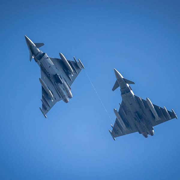 Das Foto zeigt zwei Kampfjets am Himmel. Solche Maschinen sind in Nörvenich stationiert.