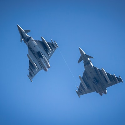 Das Foto zeigt zwei Kampfjets am Himmel. Solche Maschinen sind in Nörvenich stationiert.