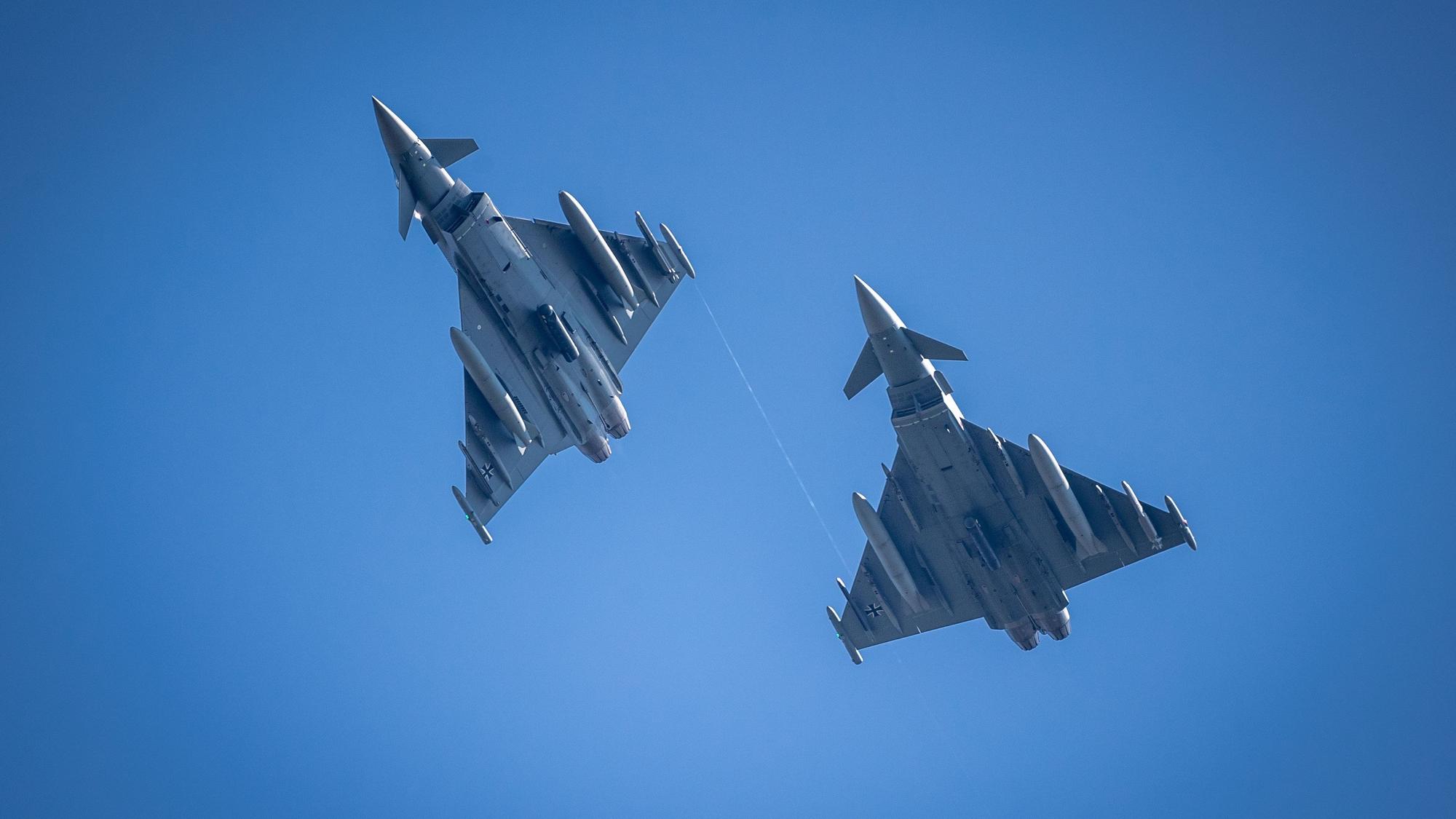 Das Foto zeigt zwei Kampfjets am Himmel. Solche Maschinen sind in Nörvenich stationiert.