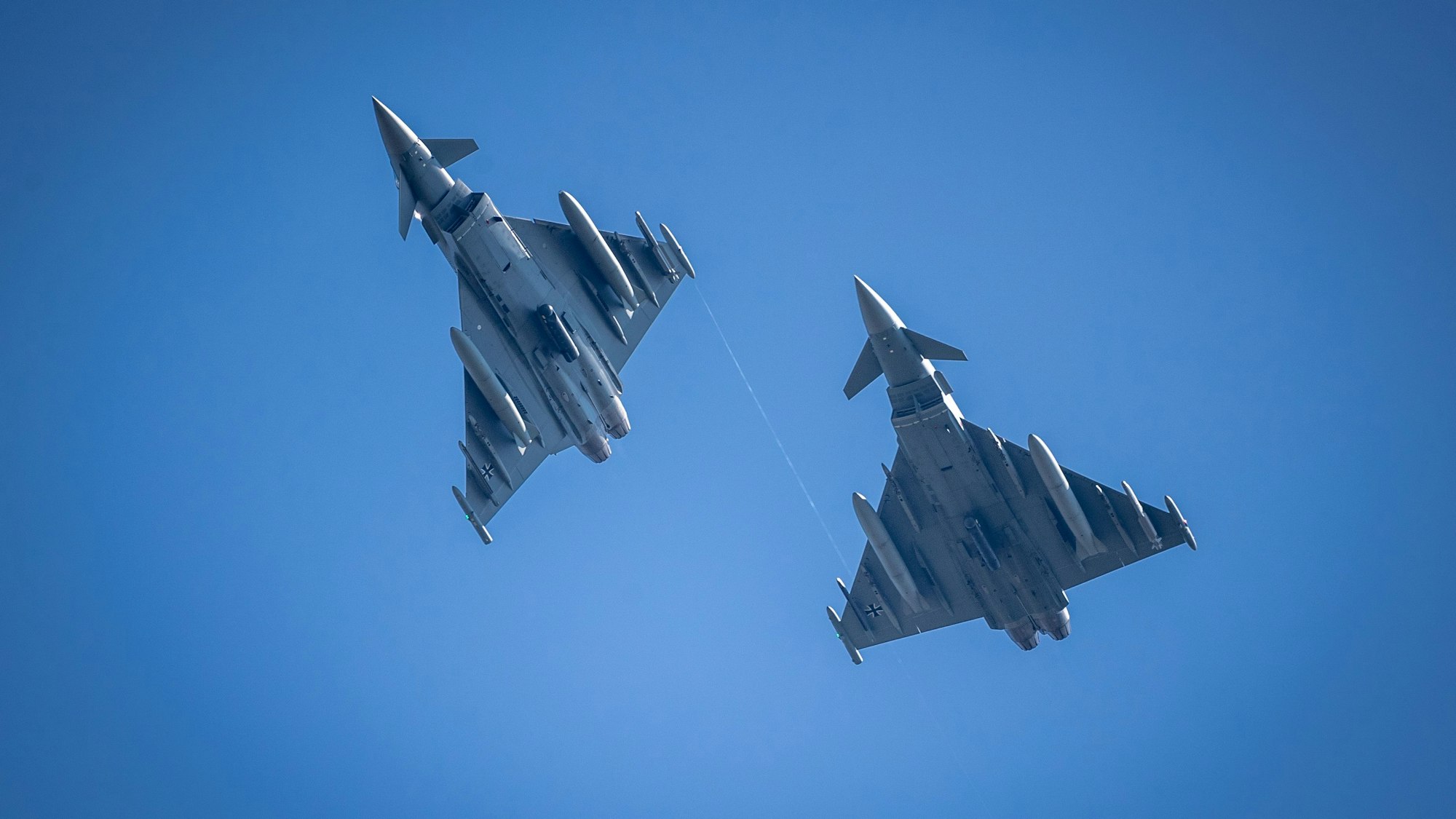 Das Foto zeigt zwei Kampfjets am Himmel. Solche Maschinen sind in Nörvenich stationiert.