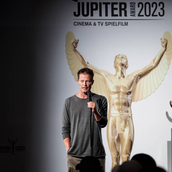 Schauspieler Til Schweiger hält auf einer Bühne eine Laudatio.