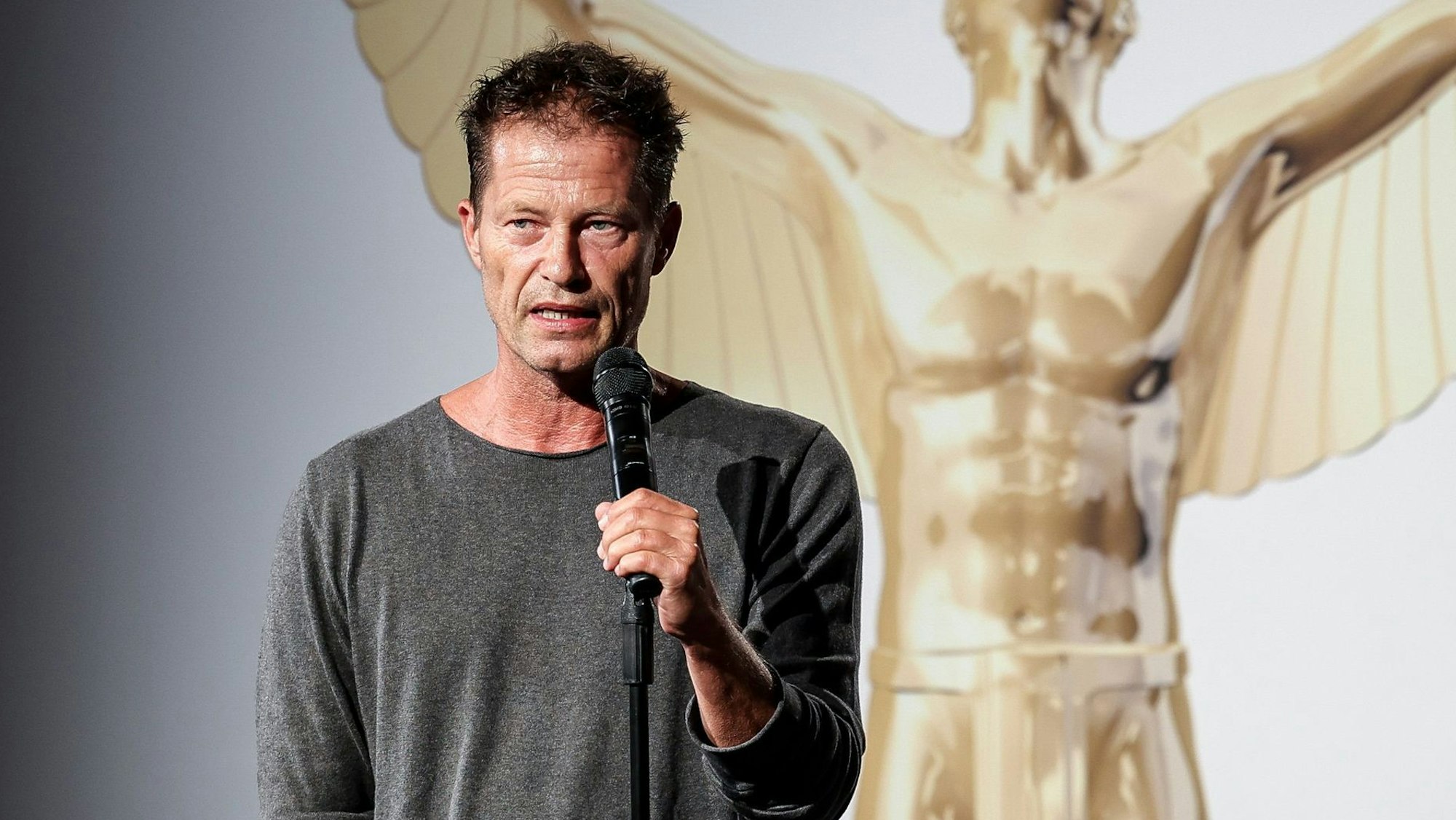 Schauspieler Til Schweiger hält auf einer Bühne eine Laudatio.