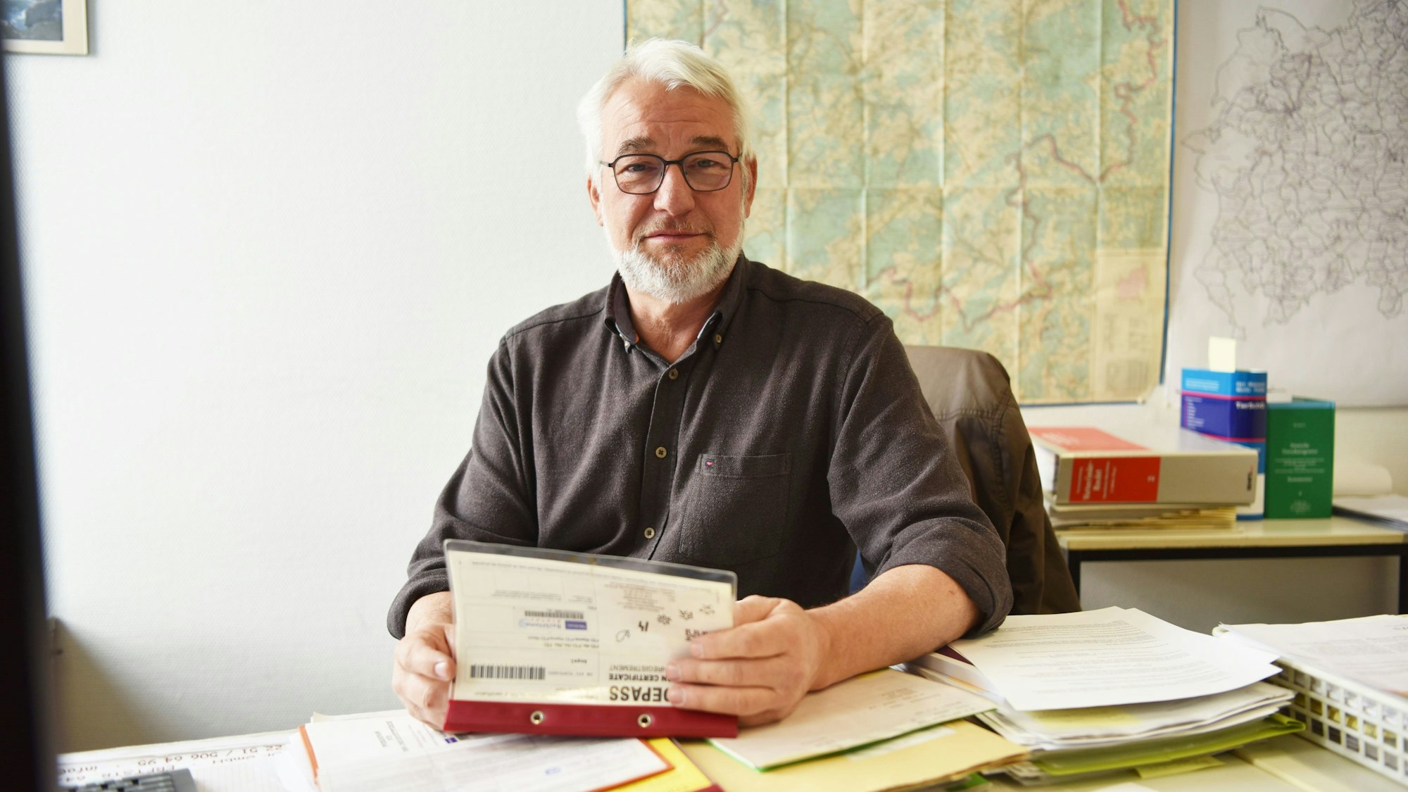 Dr. Jochen Weins, Leiter der Abteilung Veterinärwesen und Lebensmittelüberwachung beim Kreis, sieht sich in seinem Büro Pferdepässe an.