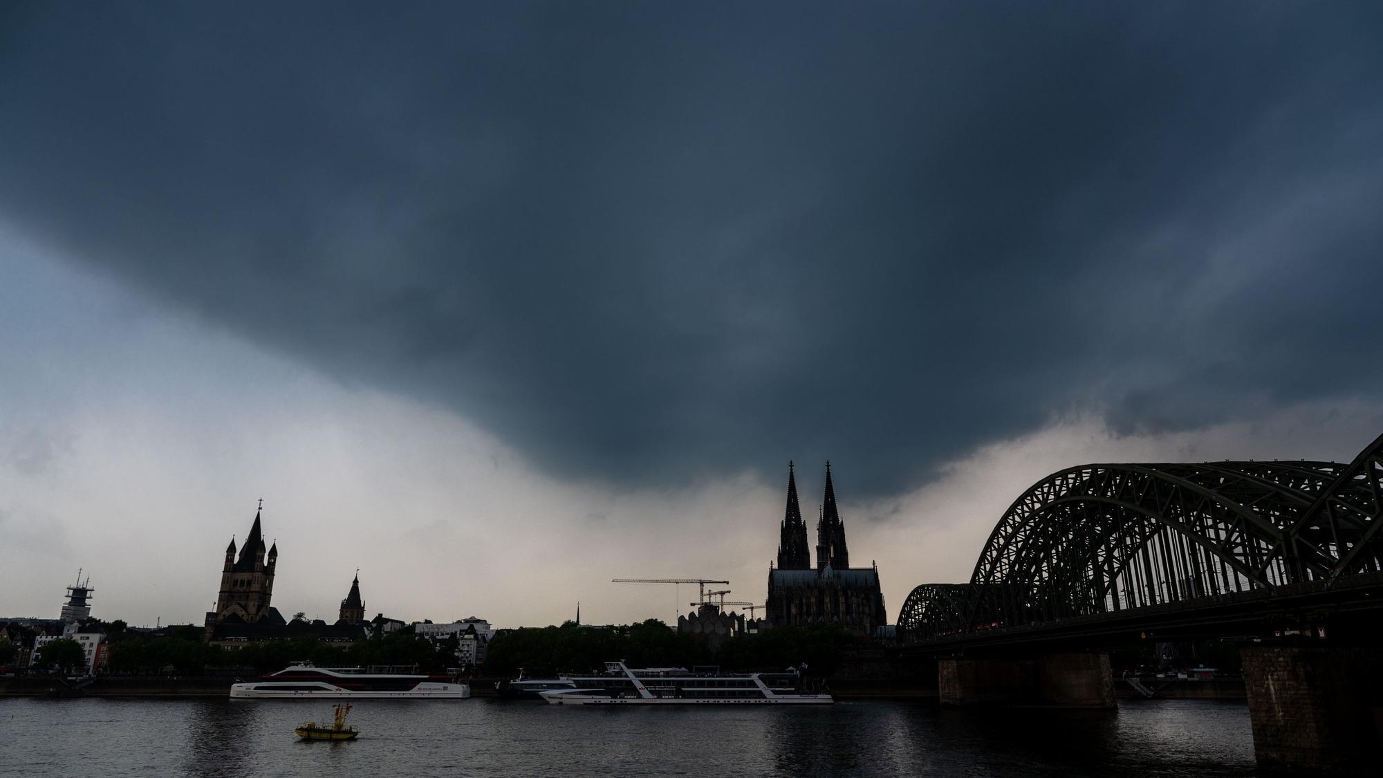 Dunkle Gewitterwolken ziehen über dem Kölner Dom auf.